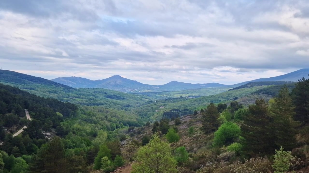 Panoramaudsigt over Candelario-bjergene fra et højt udsigtspunkt på en overskyet dag i Salamanca, Spanien