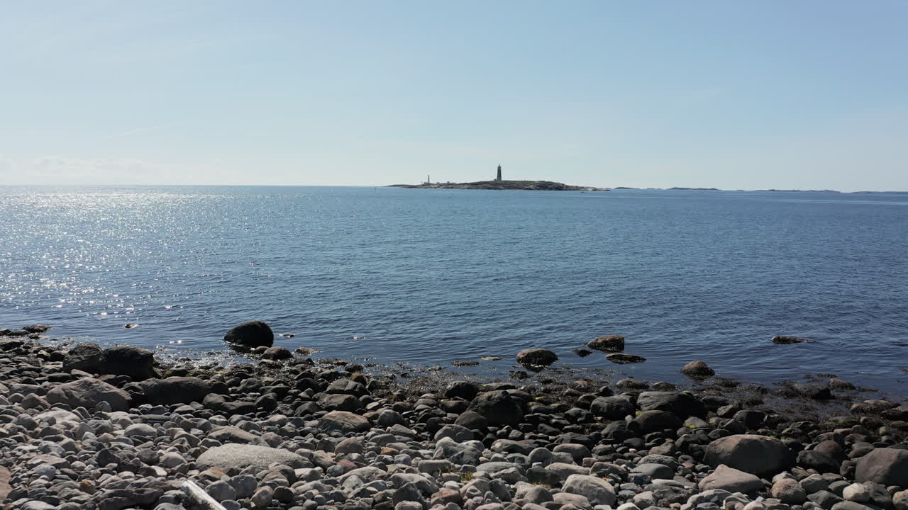 노르웨이 바다 건너 인근 섬에서 릴 토룬겐 등대를 향해 돌리다