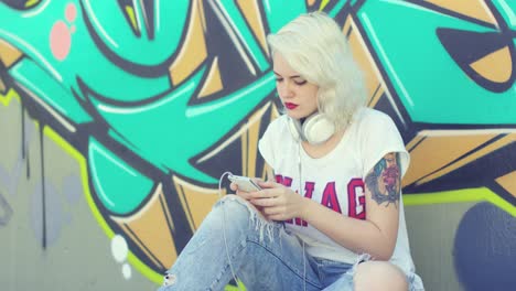 Young-urban-woman-listening-to-music