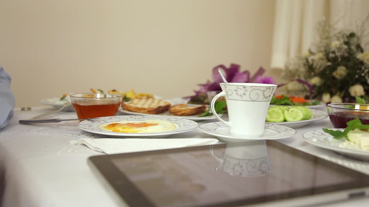 hombre de negocios usando tableta