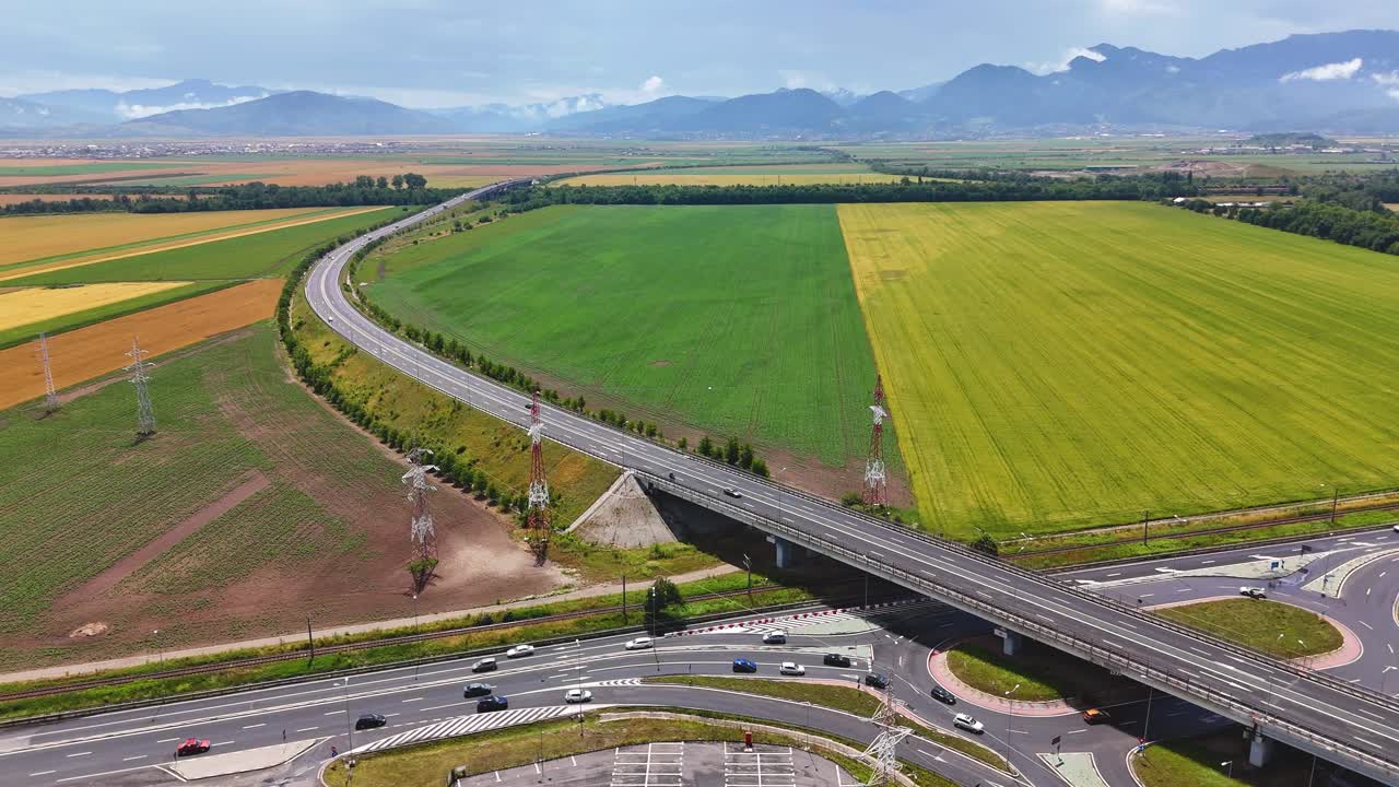 브라소프 근처 고속도로의 왼쪽에서 오른쪽으로 드론 패닝 비디오