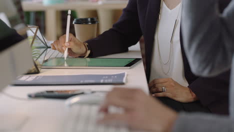 Hände-Einer-Geschäftsfrau-Mit-Tablet-PC-Zeichnung,-Grafikdesign,-Brainstorming,-Kreative-Ideen,-Skizzieren,-Arbeiten-An-Touchscreen-Technologie