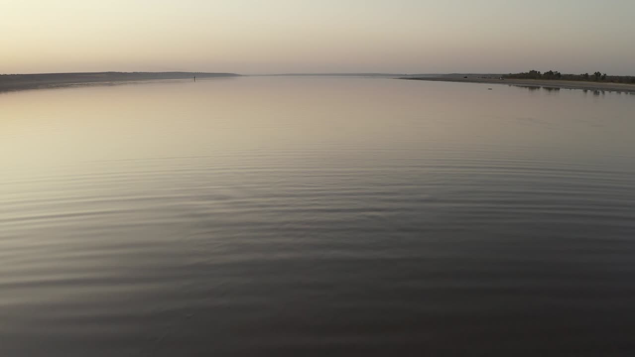 Tres niños nadan y juegan en el lago