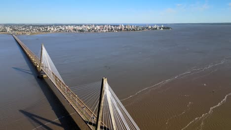 Imagen-Aérea-Del-Puente-San-Roque-González-Que-Cruza-El-Río-Paraná-Entre-Las-Ciudades-De-Posadas,-Capital-De-La-Provincia-De-Misiones,-Argentina-Y-Encarnación,-Capital-De-Itapúa,-Paraguay