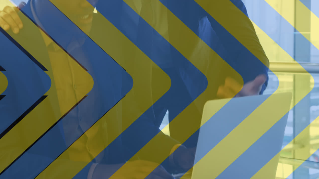 animación de flechas sobre diversos hombres de negocios hablando