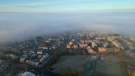 Filmische-Luftaufnahme-Der-Stadt-Mit-Wohngebäuden-Im-Morgennebel-Und-Nebel