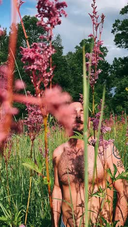 hombre en un campo de flores rosas
