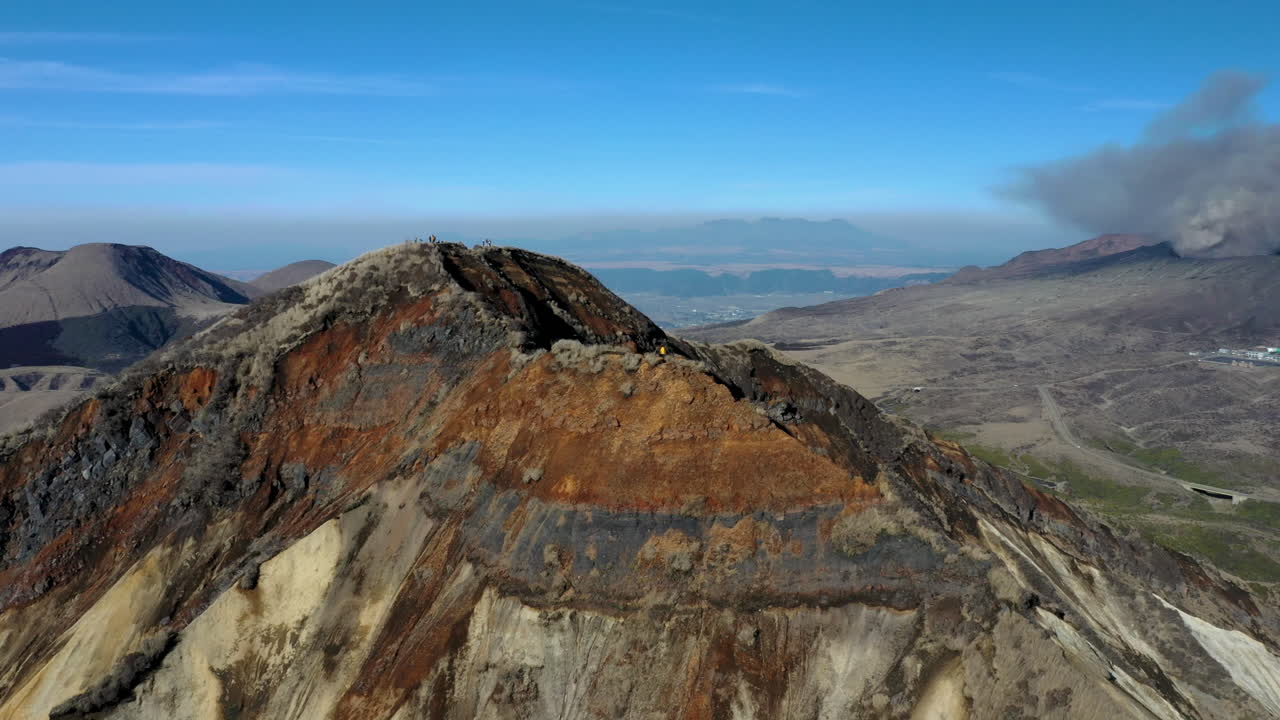 gran tiro de dron giratorio de la cordillera cerca del monte del volcán aso