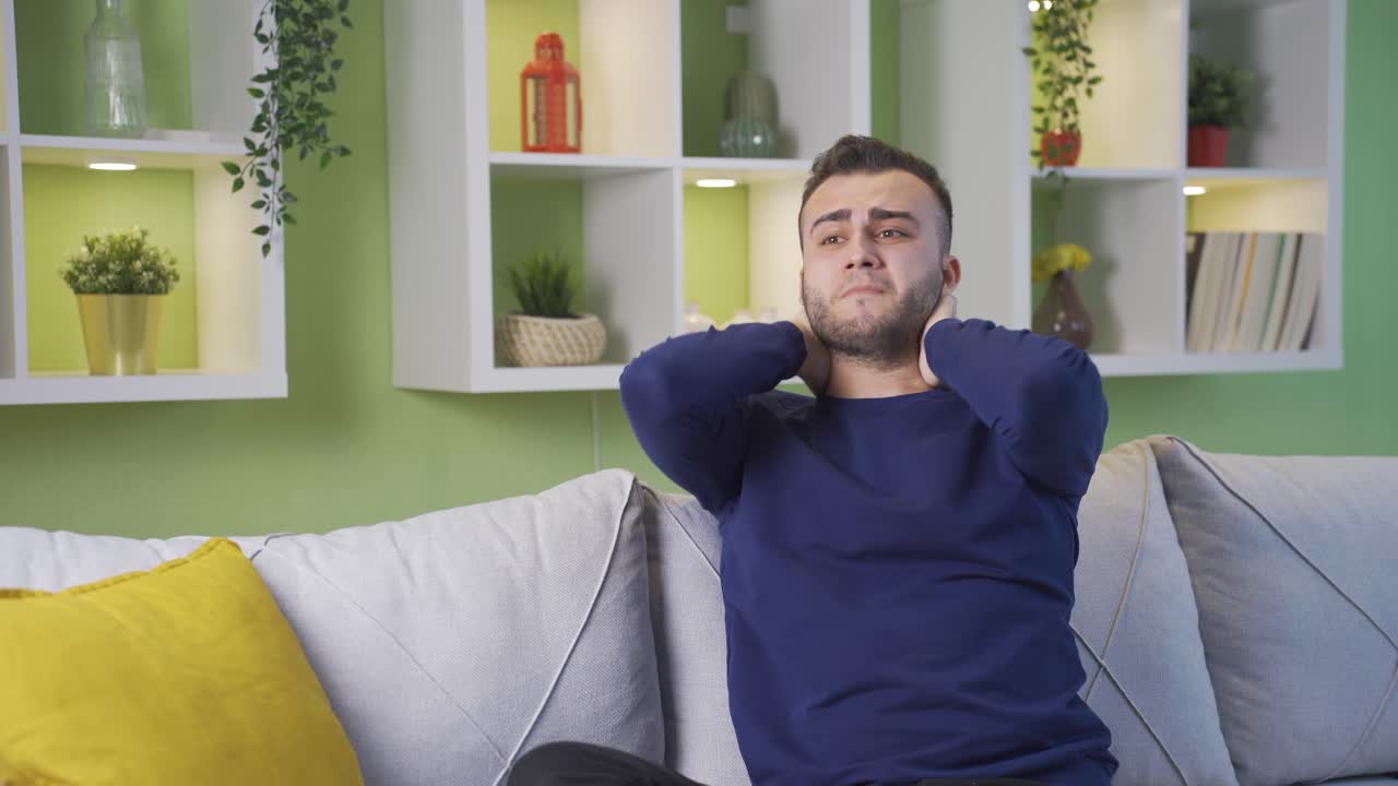 좌절하고, 우울하고, 화가 난 남자 집에서 사려깊은.