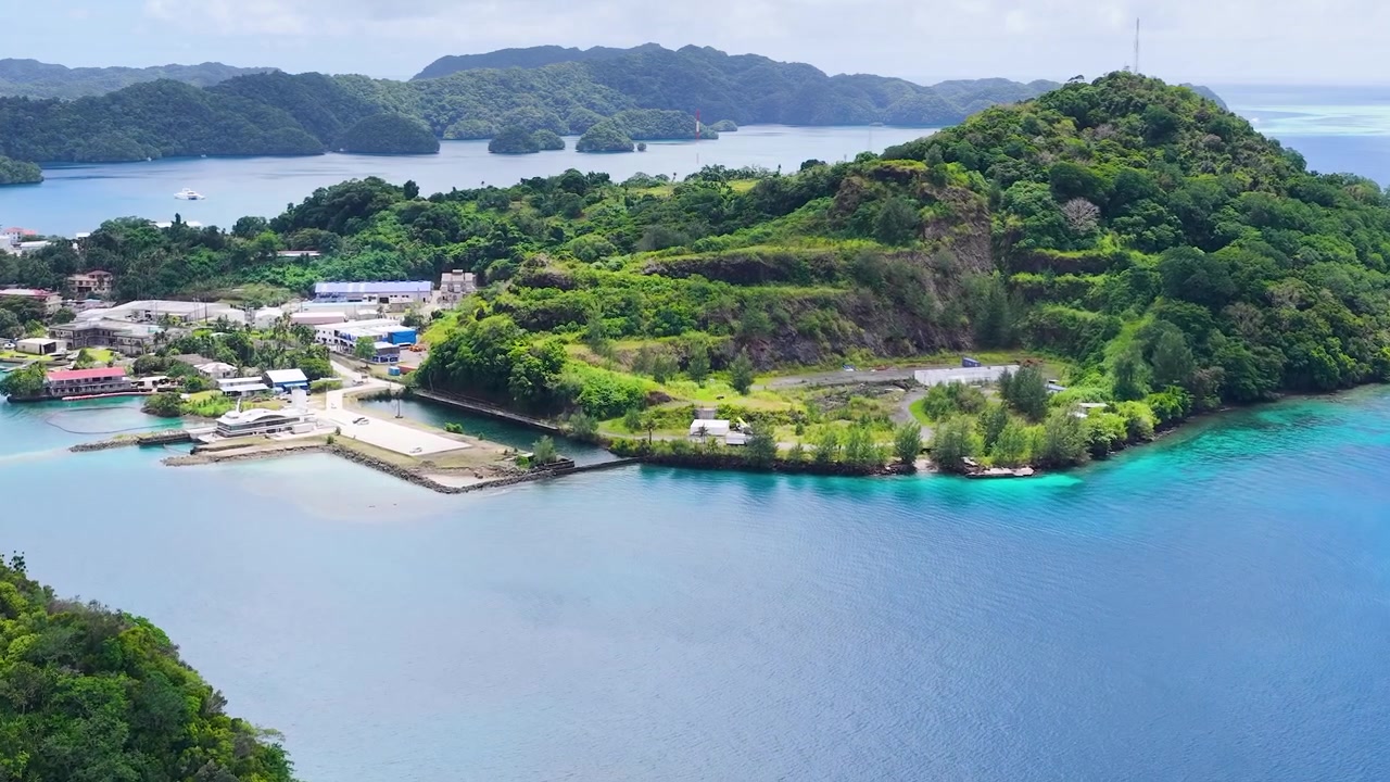 Palau'da Tropikal Kaya Adaları ve Kıyı Kasabasının Havadan Görünümü