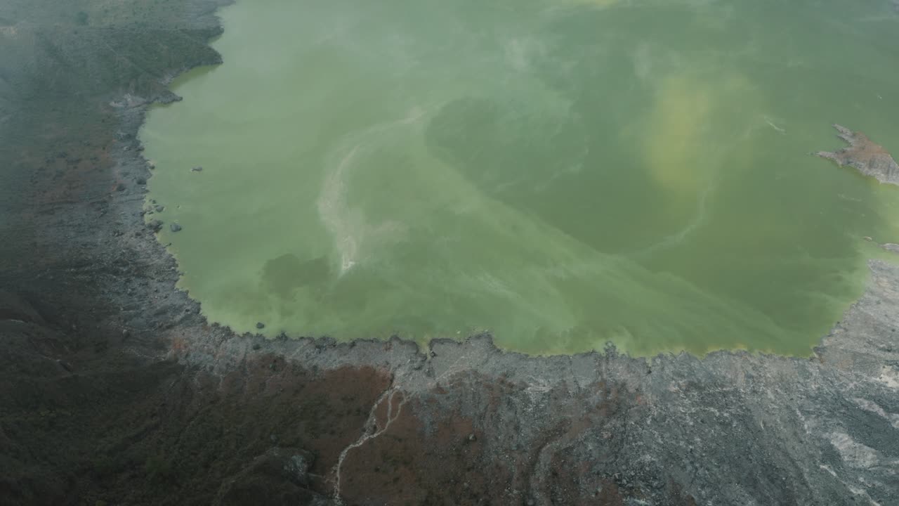 lago verde sulfúrico y cráter escarpado en el volcán chichonal en chiapas, méxico - toma aérea de drones