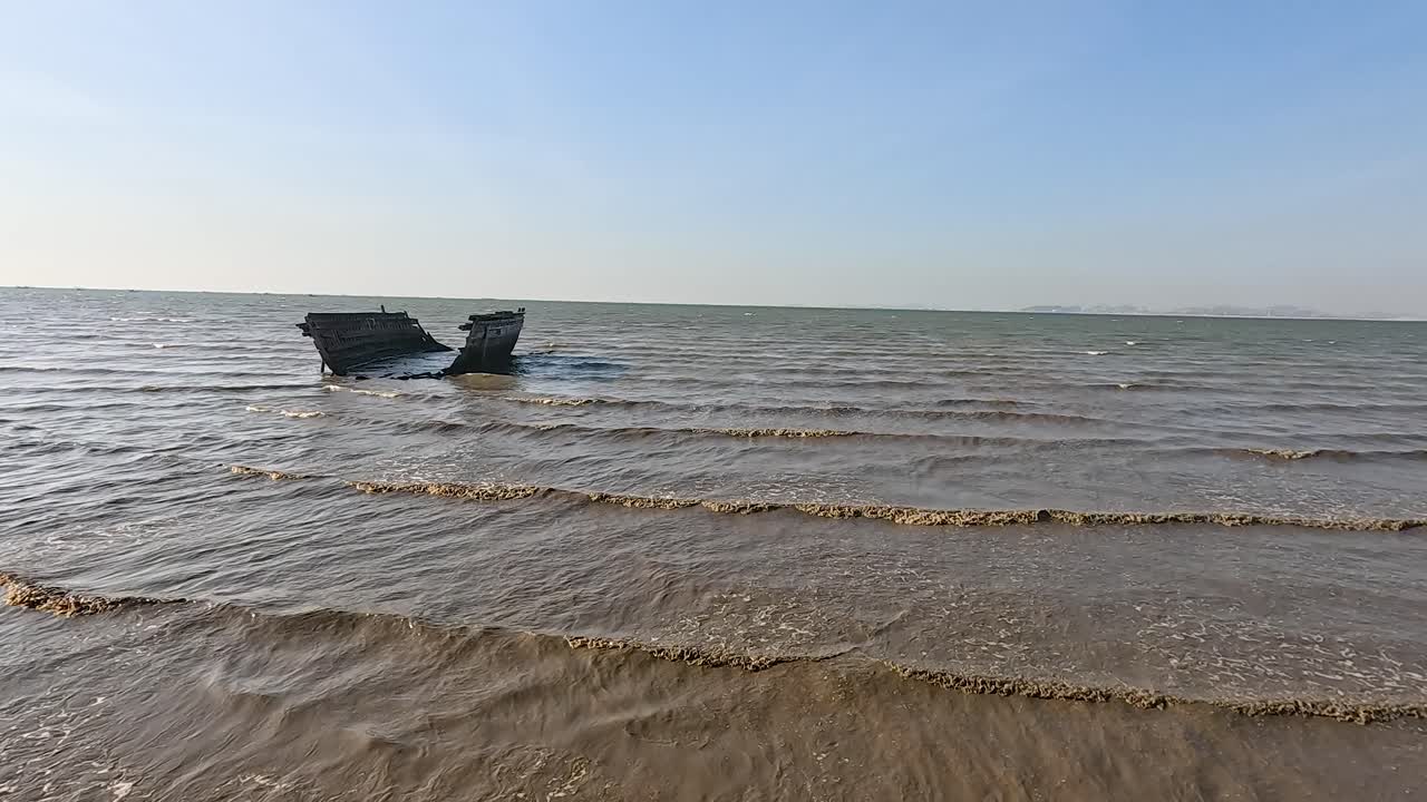 해변 에 침몰 한 배