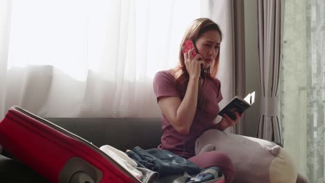 mujer revisando seriamente antes de viajar el nuevo viaje normal necesita una máscara facial