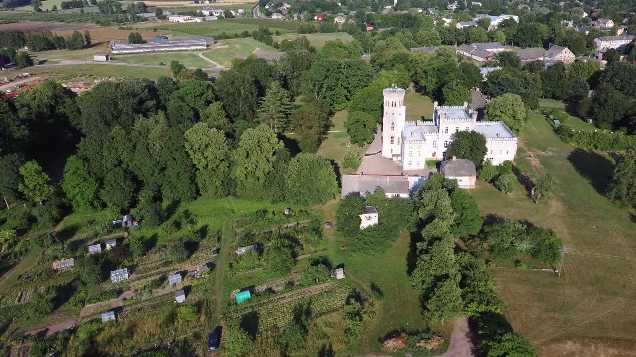 vecauce manor en letonia vista aérea del castillo rosa a través del parque