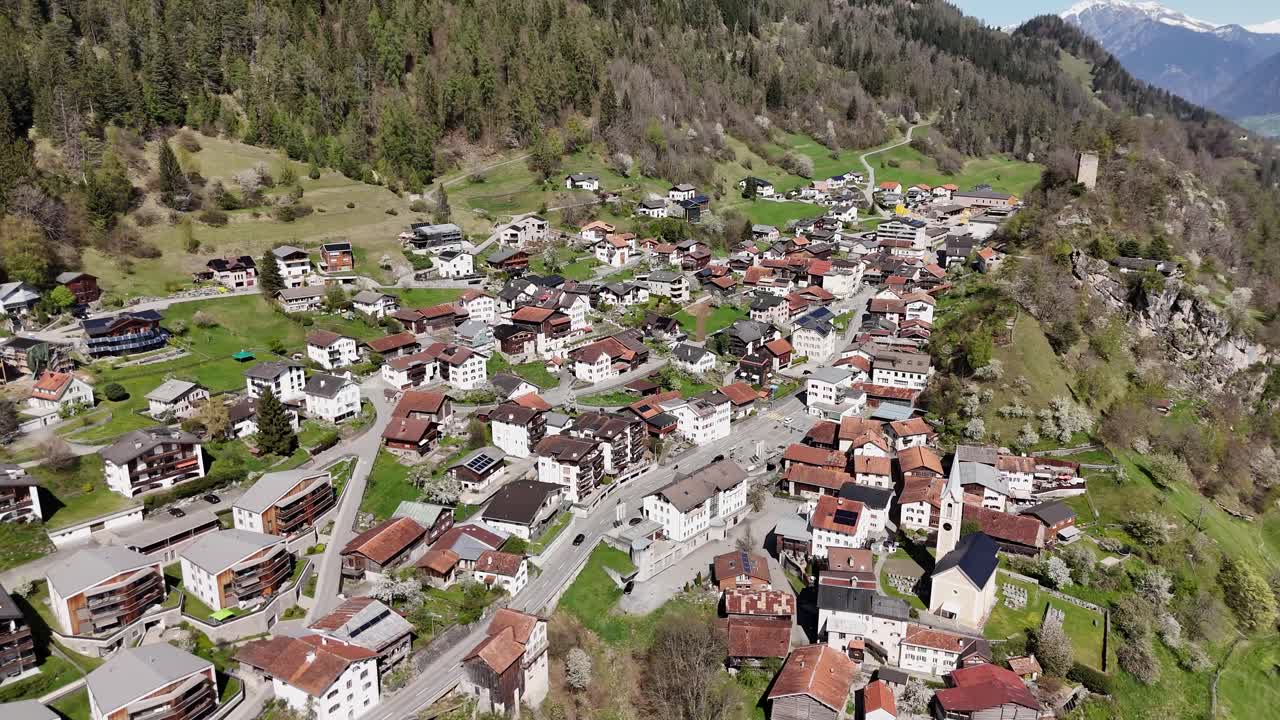 Caratteristico paesino su un pendio di montagna in Svizzera durante una giornata di sole