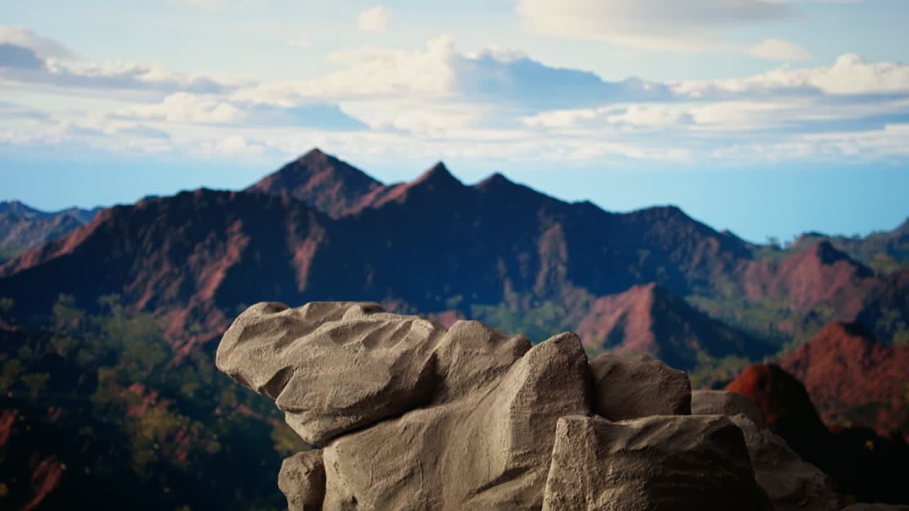 앞면 에 바위 지형 이 있는 멋진 산맥 의 파노라마 풍경