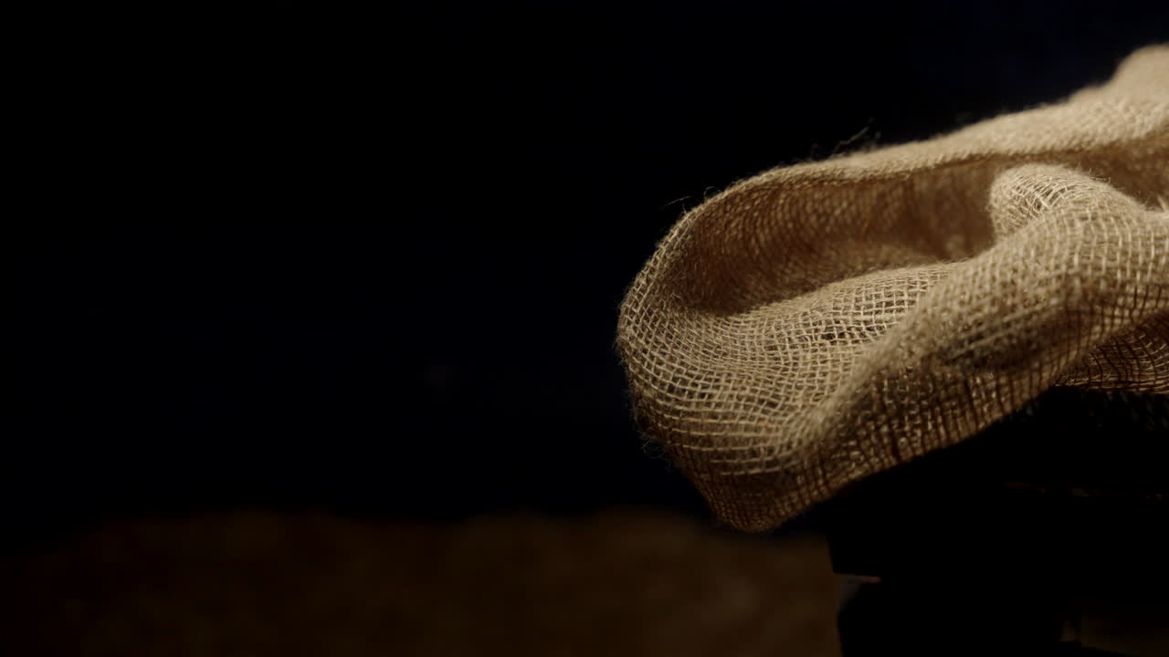 arpillera colgando del borde de un pesebre de madera