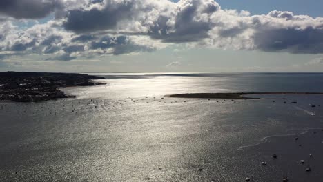 fotografía aérea de drones de izquierda a derecha, que muestra dawlish warren spit, el estuario de exe y exmouth, con luz brillante en devon, reino unido