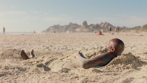 Lustiger,-Mit-Sand-Bedeckter-Mann-Am-Strand,-Der-Den-Sommer-Genießt-Und-Spaß-Beim-Entspannen-An-Einem-Warmen,-Sonnigen-Tag-4k-Hat