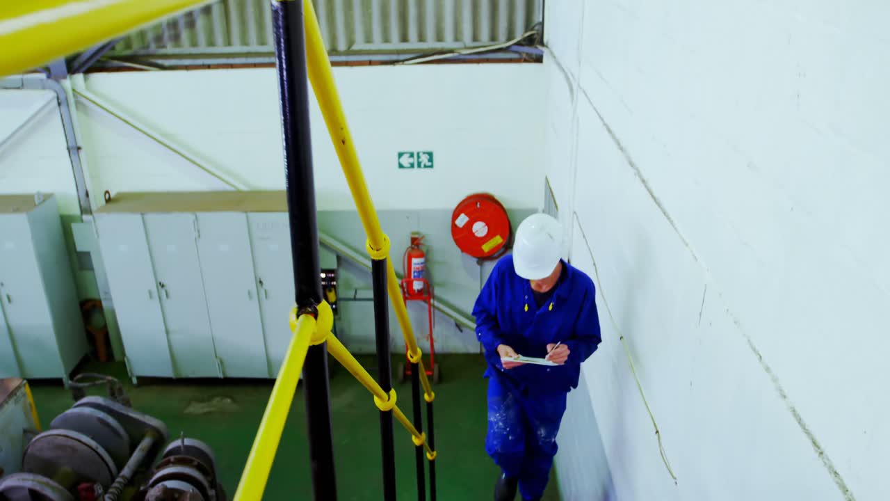 4k 워크 ⁇ 에서 일하는 남성 엔지니어