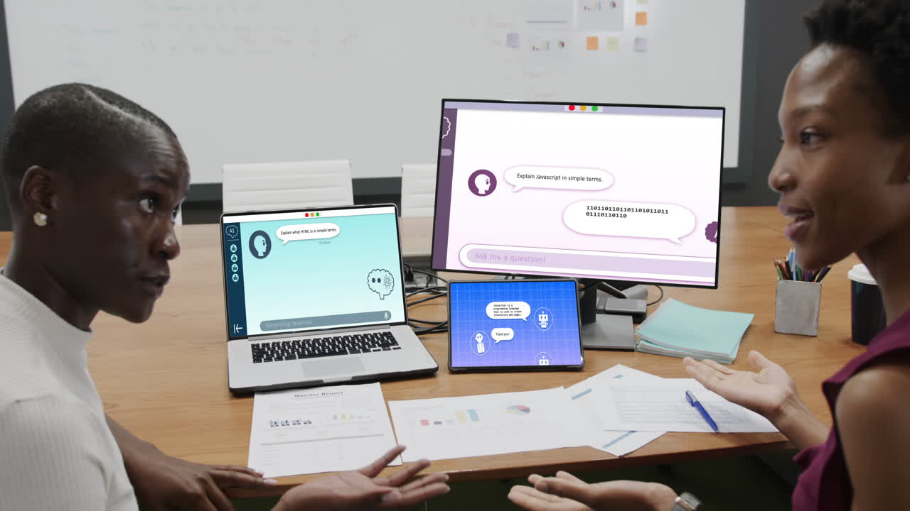 diversas personas de negocios que usan computadoras portátiles y computadoras con chat digital en pantallas en la oficina