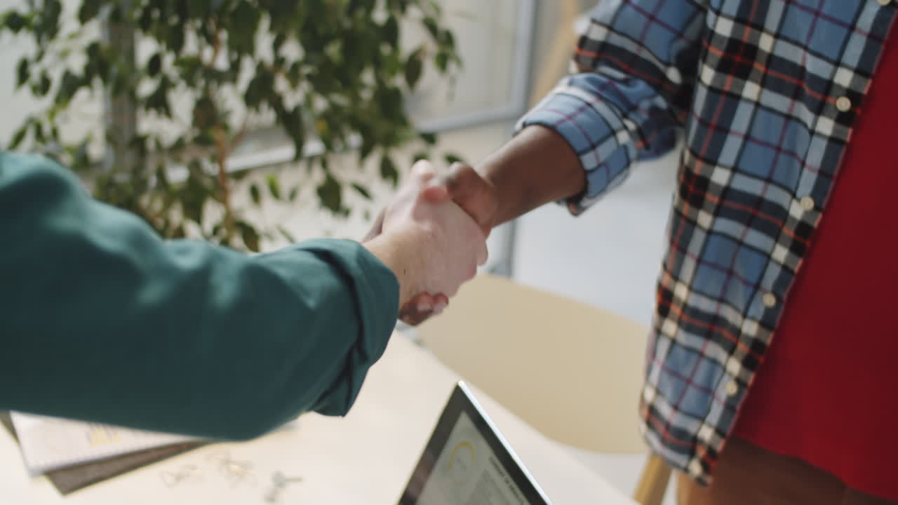 diversos colegas masculinos estrechando la mano y hablando en la oficina