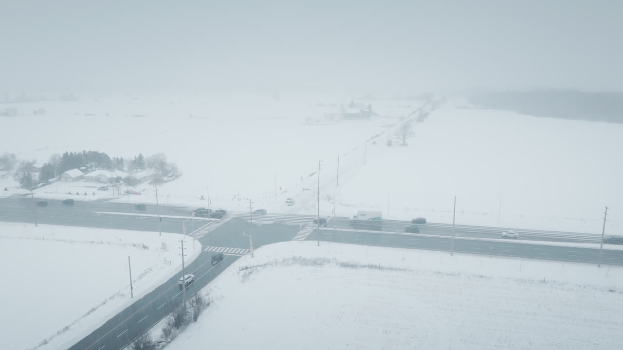 Snedækkede veje i Mississauga under en vinterstorm, der udstråler ensomhed.