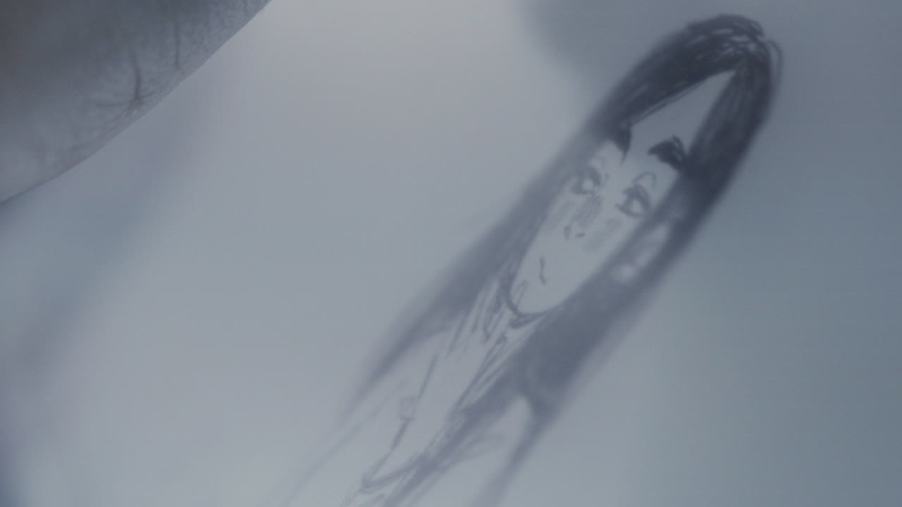 종이 위에 흐릿한 그림