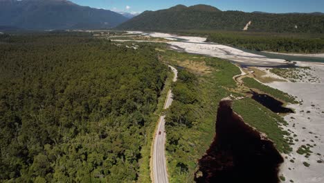 Conduciendo-Por-Una-Carretera-Escénica-En-La-Isla-Sur-De-La-Costa-Oeste,-Nueva-Zelanda