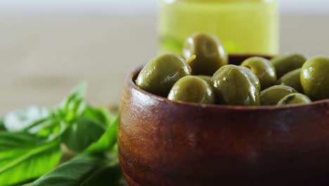 aceitunas y albahaca en la mesa