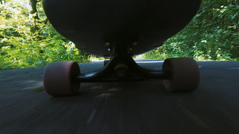 Männliche-Person-Mit-Weißen-Hohen-Socken-Longboarding