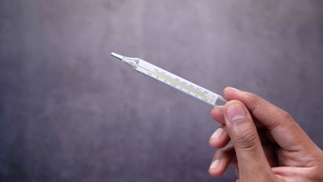 mano con un termómetro