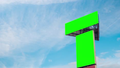 dos carteles verdes en blanco y nubes blancas en movimiento contra el cielo azul - timelapse