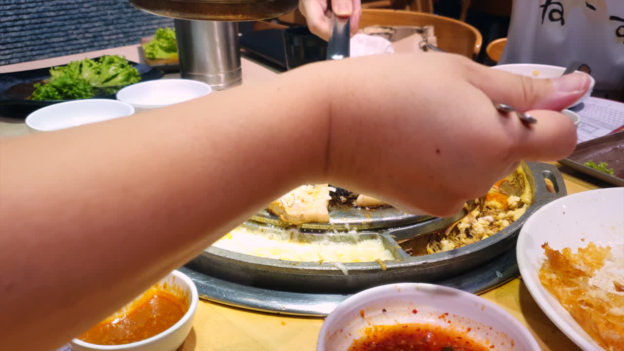 다양한 고기와 녹는 치즈를 곁들인 한국식 핫 플레이트 바비큐