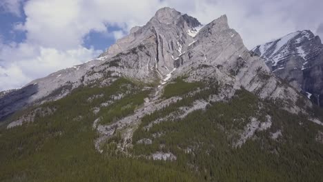 Vista-Aérea-Majestuosa-De-Un-Pico-De-Piedra-Caliza-Resistente-Con-Sinclinal-Pronunciado