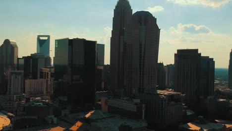 Drohnenaufnahme-Der-Skyline-Mit-Sonnenuntergang-In-Charlotte-North-Carolina