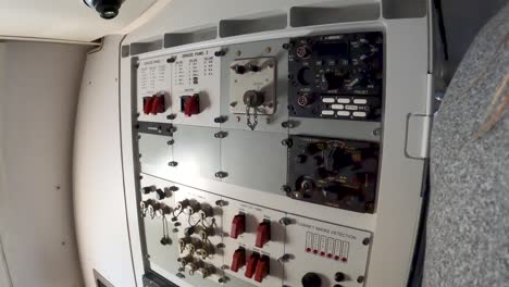 panel de interruptores dentro de un avión de carga de la marina