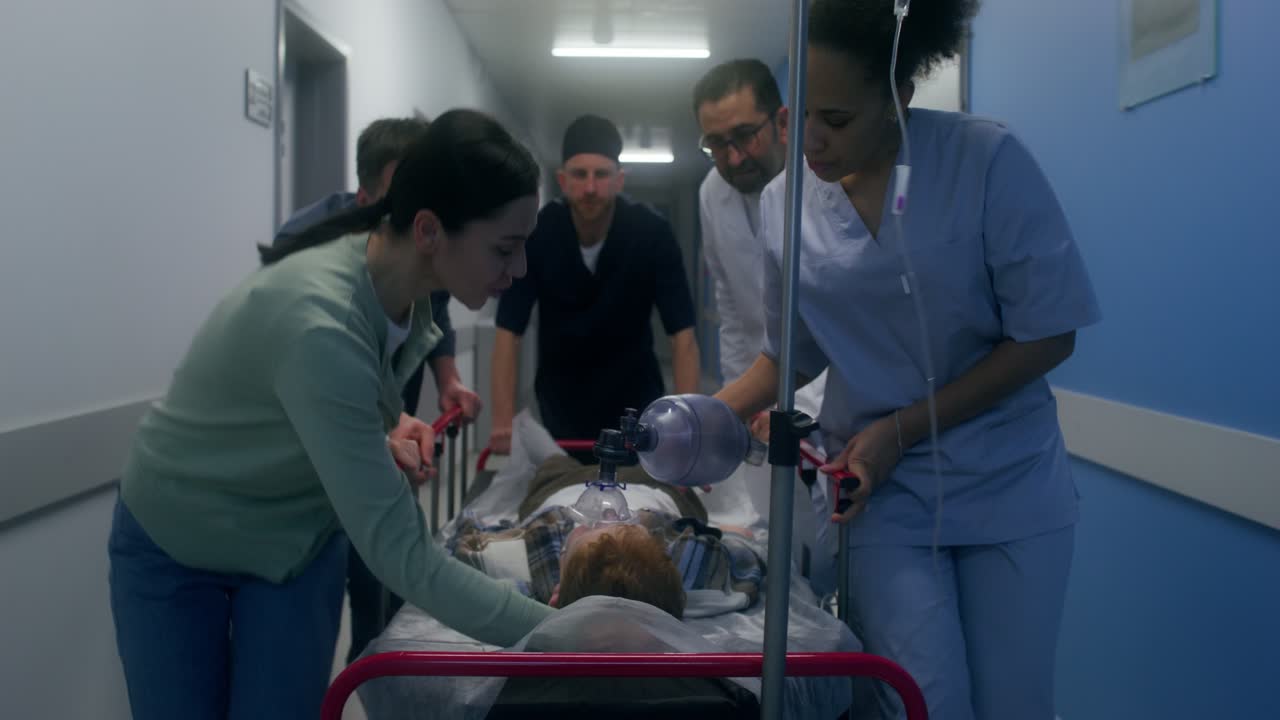 Emergencia médica en el pasillo del hospital
