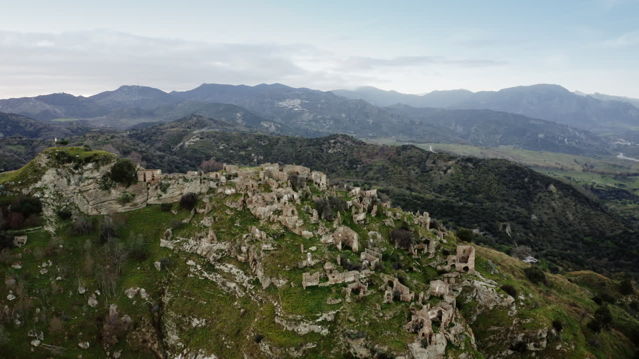 ciudad fantasma abandonada en las montañas
