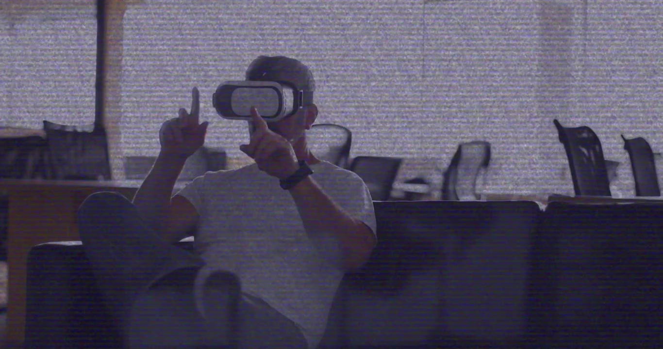 Animação de efeito glitch VHS sobre homem caucasiano usando óculos de VR no escritório.
