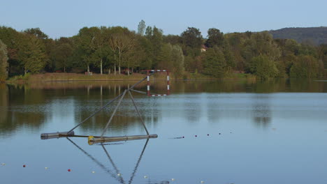 Vista-Panorámica-Derecha-Del-Lago-Con-Aro-De-Baloncesto-En-El-Agua-Para-Deportes-Acuáticos