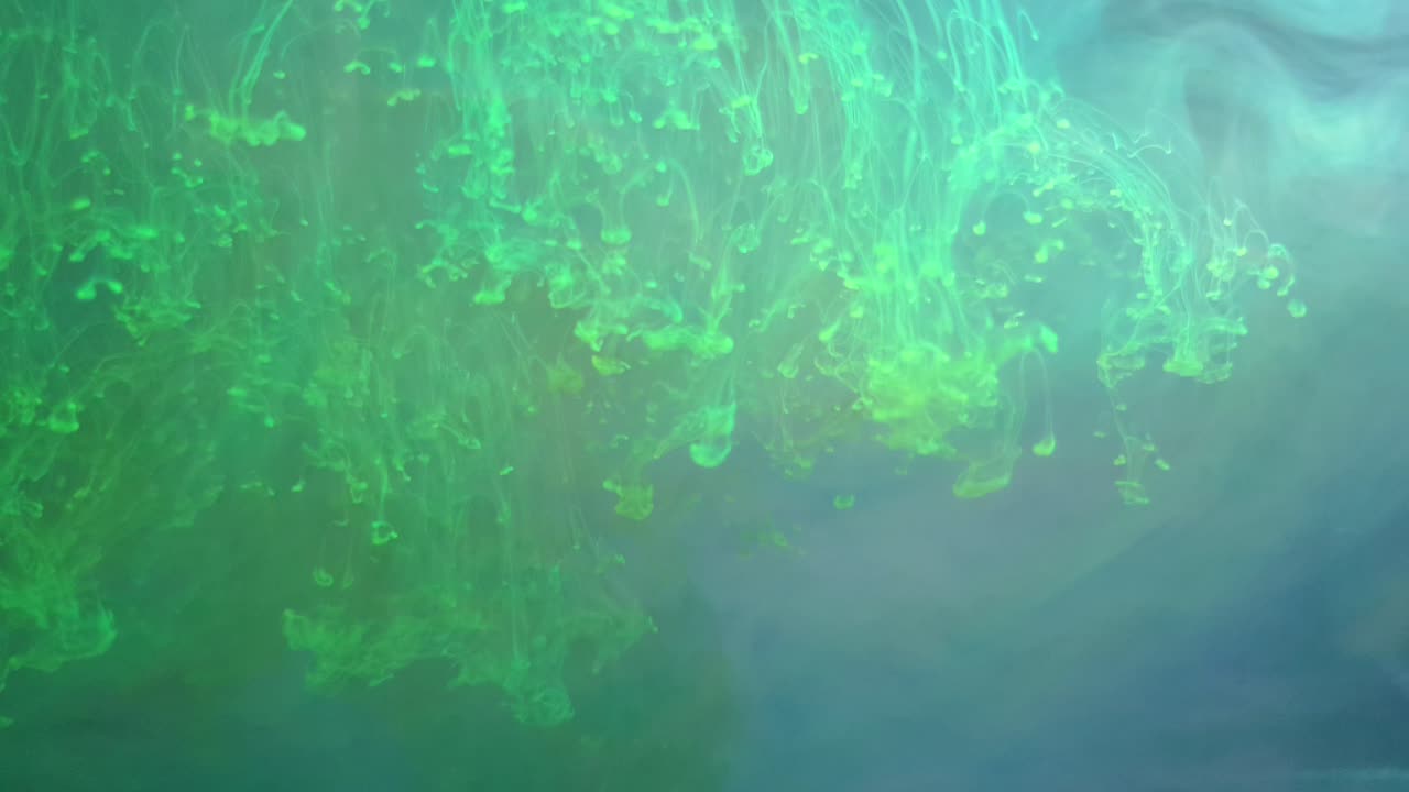 tinta acrílica verde de color agua que crea efectos de otro mundo, hermosos remolinos multicolores casi parecen nebulosas espaciales distantes