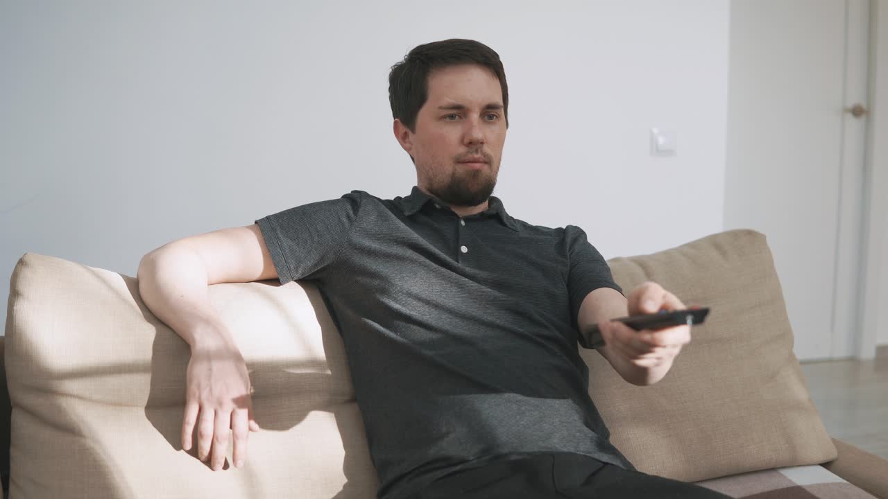 소파에서 tv를 보는 남자