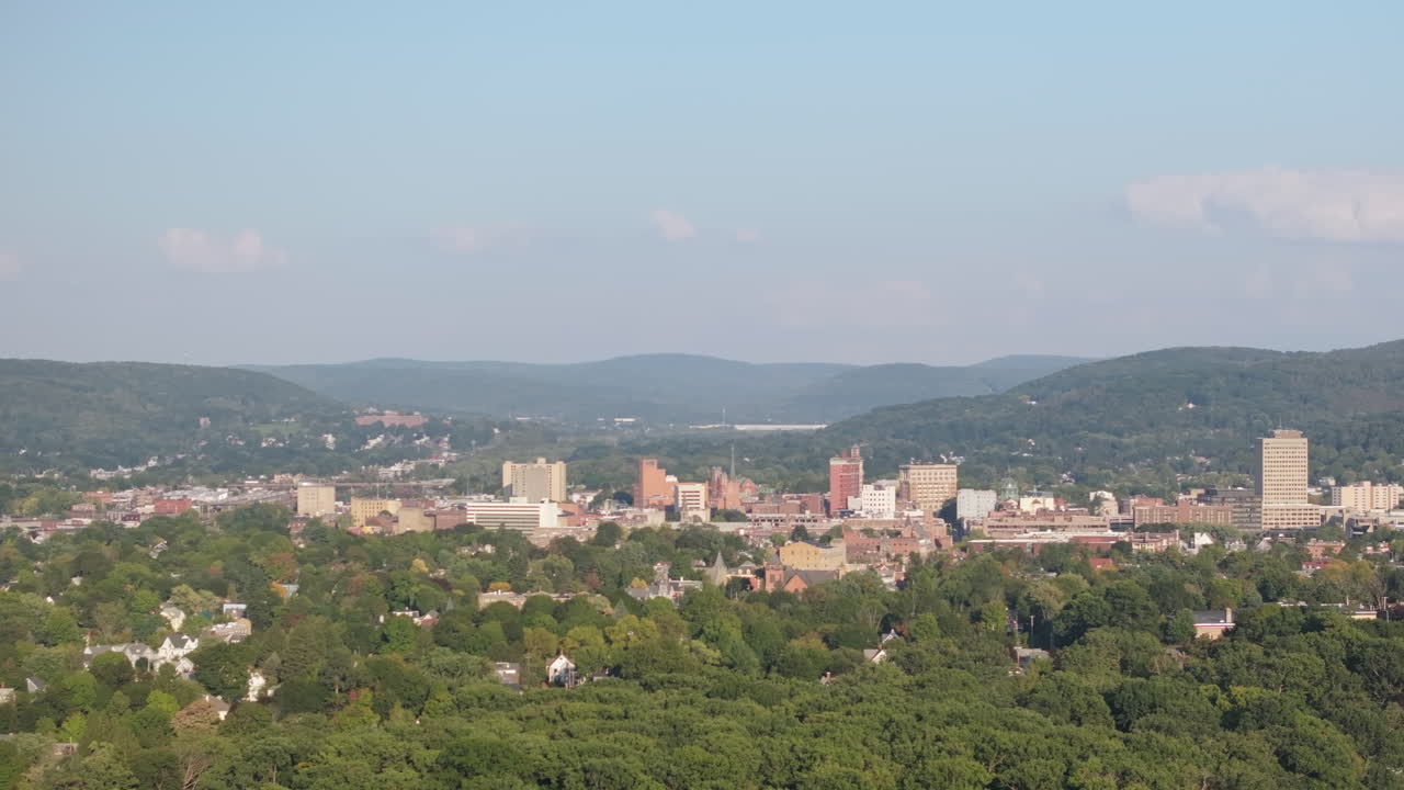 Vista aerea del centro di Binghamton, New York. Ripresa in una giornata estiva.