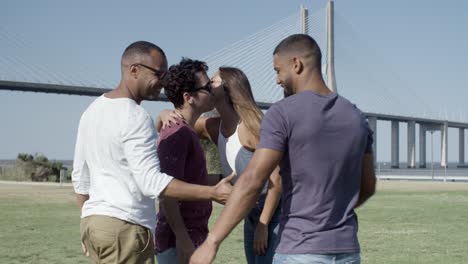 Lächelnde-Junge-Leute-Treffen-Sich-Im-Sommerpark.