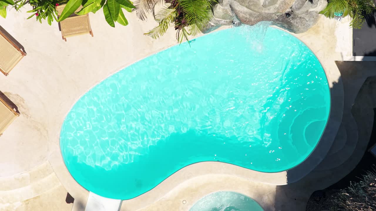 Luftfoto af tropisk swimmingpool og spabad