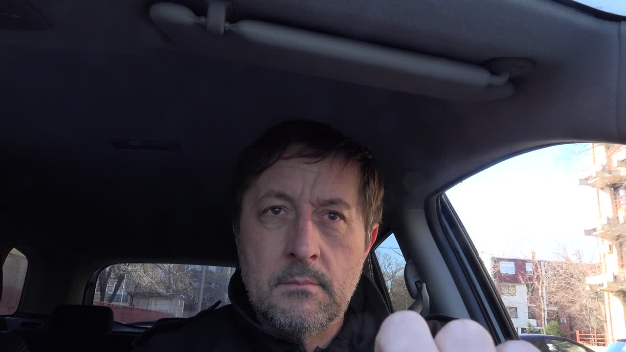 hombre conduciendo un coche en la mañana de invierno