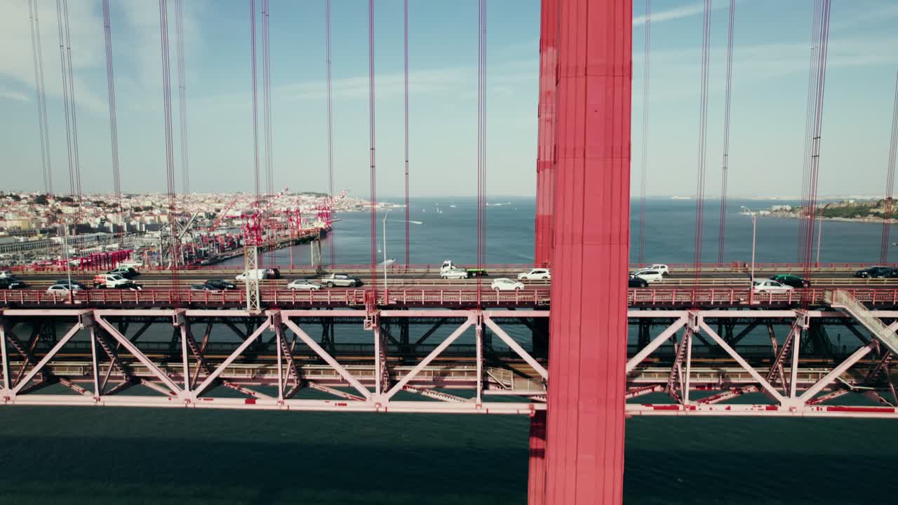 4월 25일 포르투갈 리스본의 다리