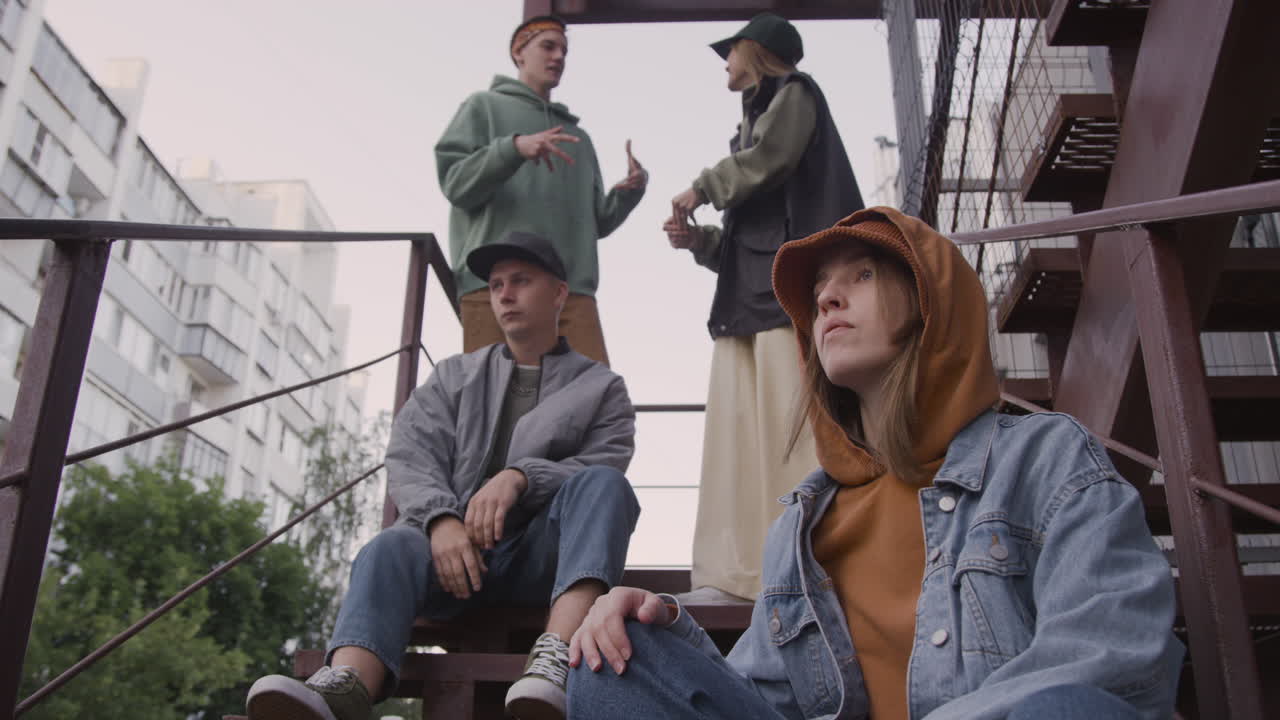 계단에 있는 젊은이들