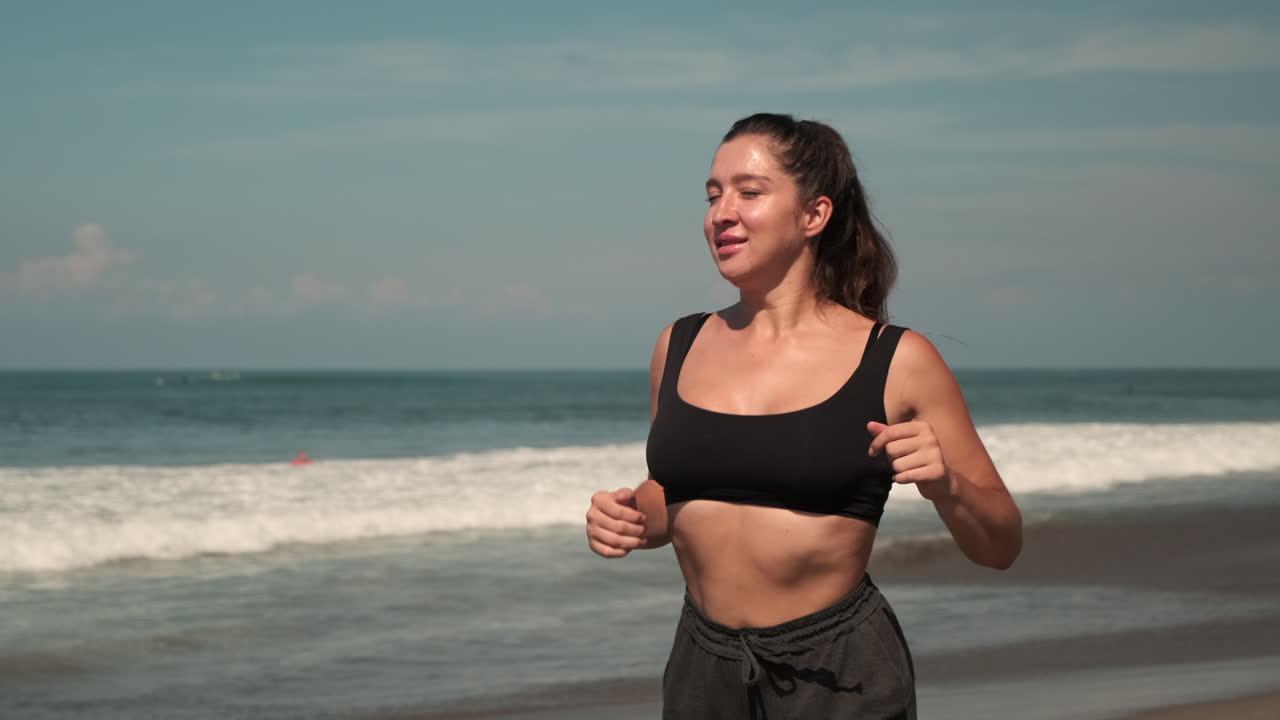 mujer corriendo en la playa